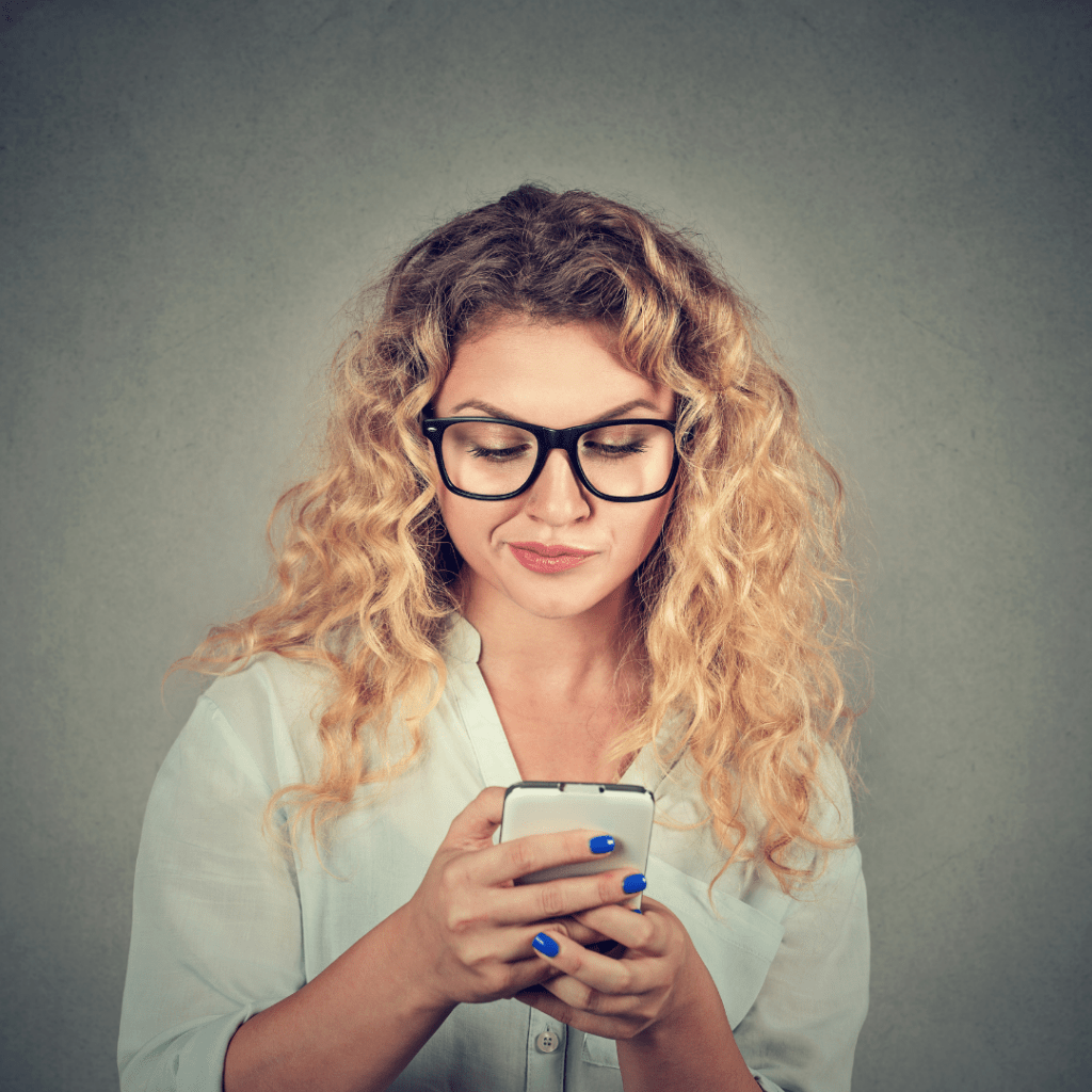 Fille avec smartphone