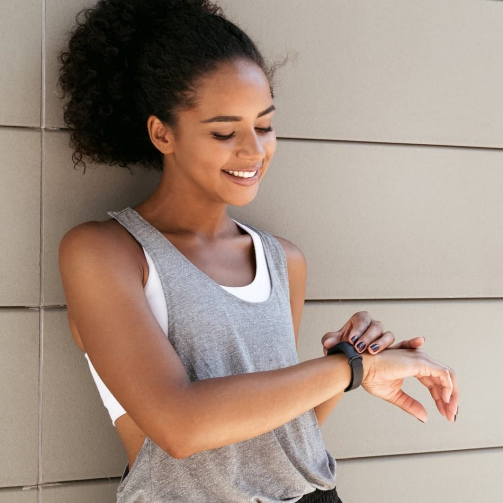 Fille avec tracker d'activité