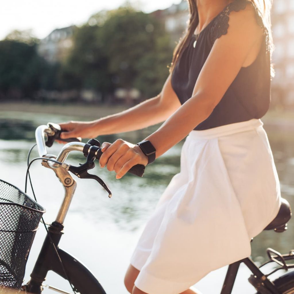 Une fille fait du vélo
