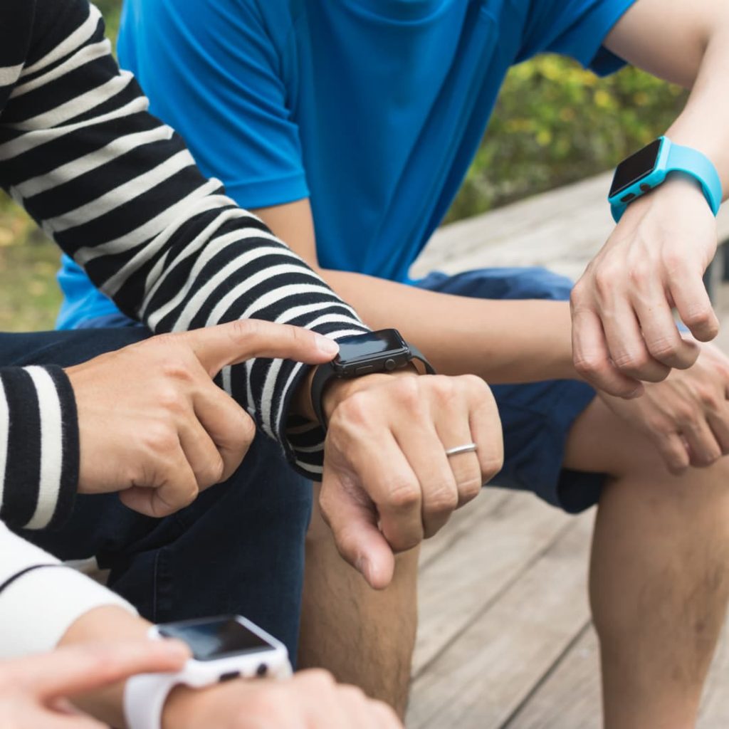 Hommes avec smartwatches