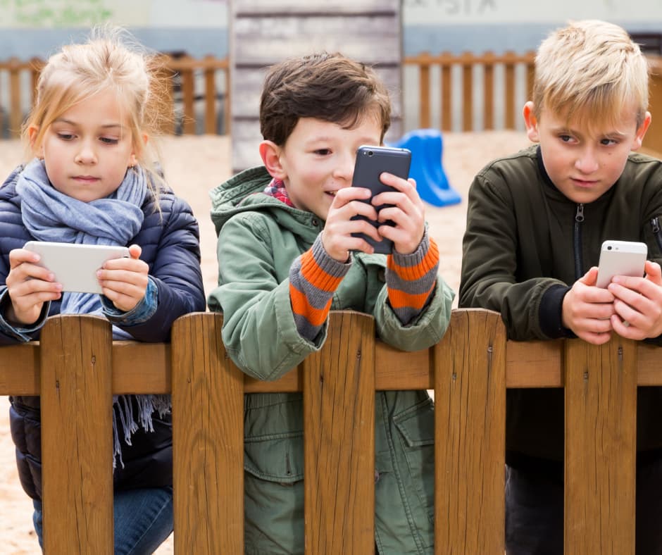 Enfants avec des téléphones portables