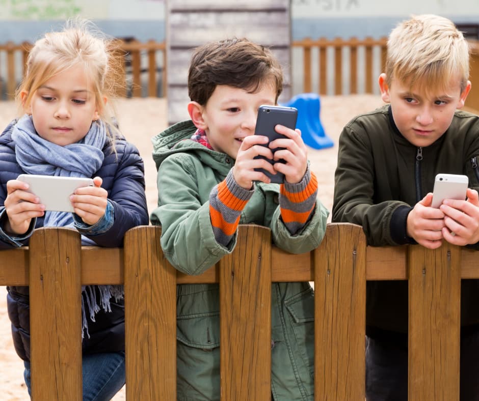 Enfants avec des smartphones Enfants avec des téléphones portables
