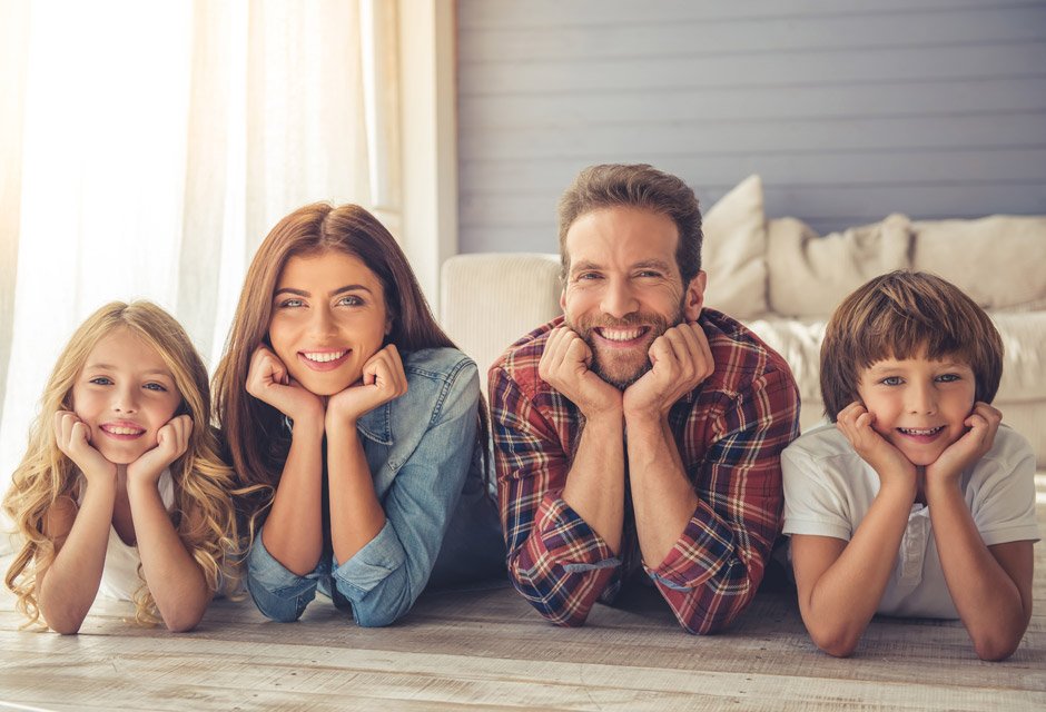 Enfants avec leurs parents Parents et enfants