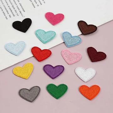 15 pces d\'écussons thermocollants en forme de coeur coloré - pour vêtements et accessoires