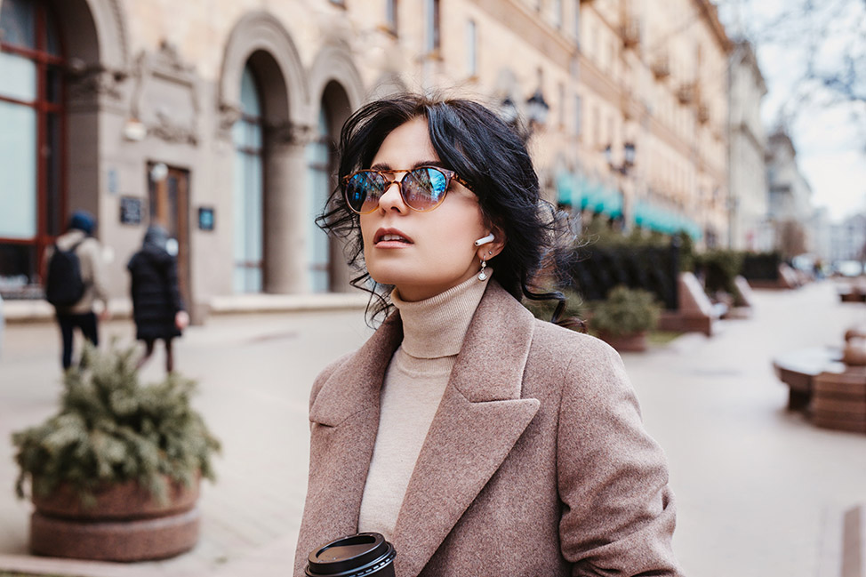 La fille porte des écouteurs AirPods